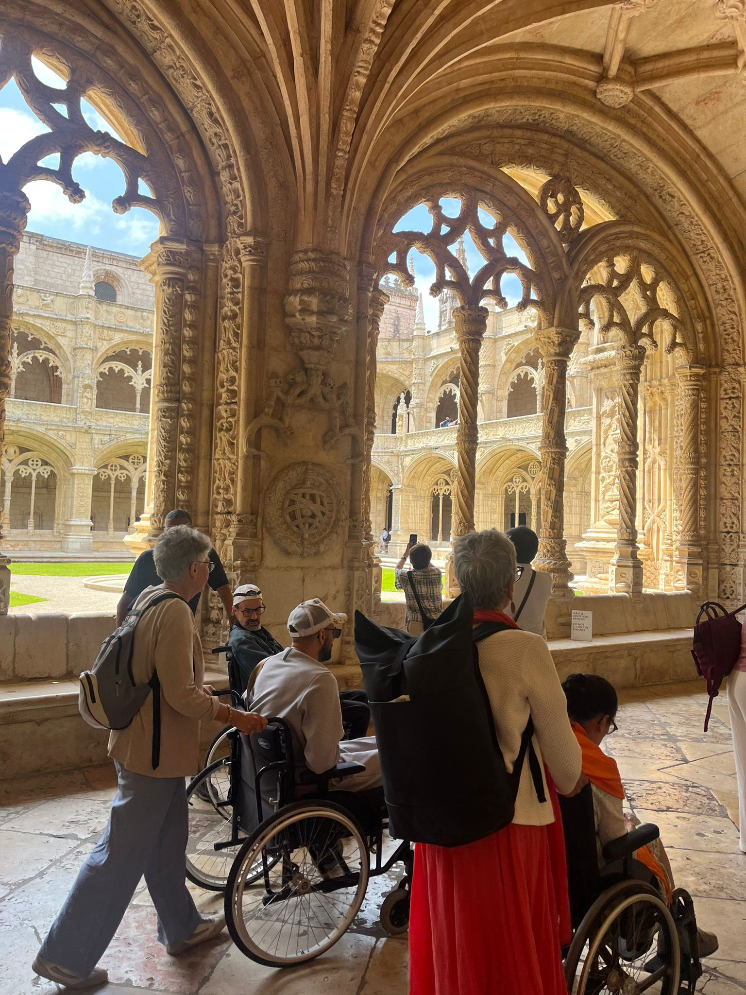Voyageurs en fauteuil roulant pendant une visite culturelle au Portugal